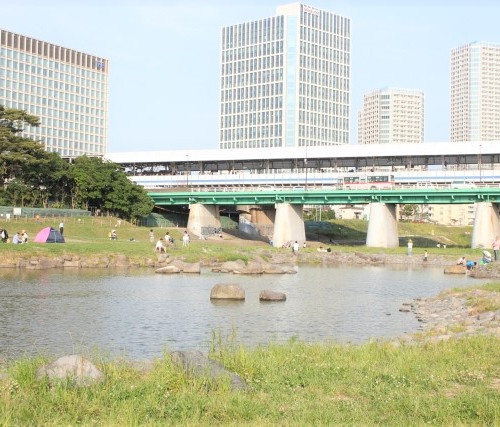 二子玉川河川敷電車高架下