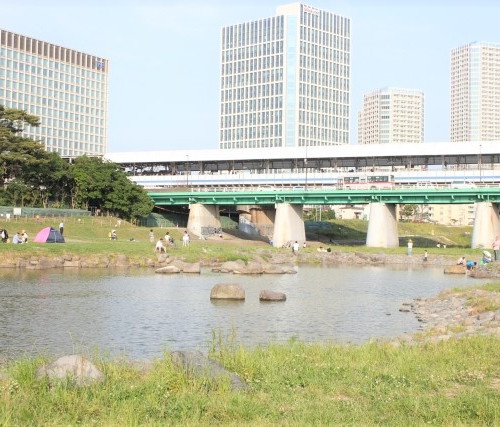 二子玉川河川敷電車高架下