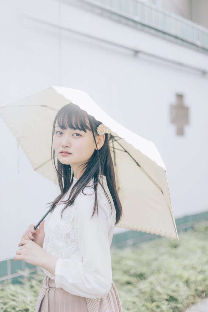 木村小春傘ポートレート